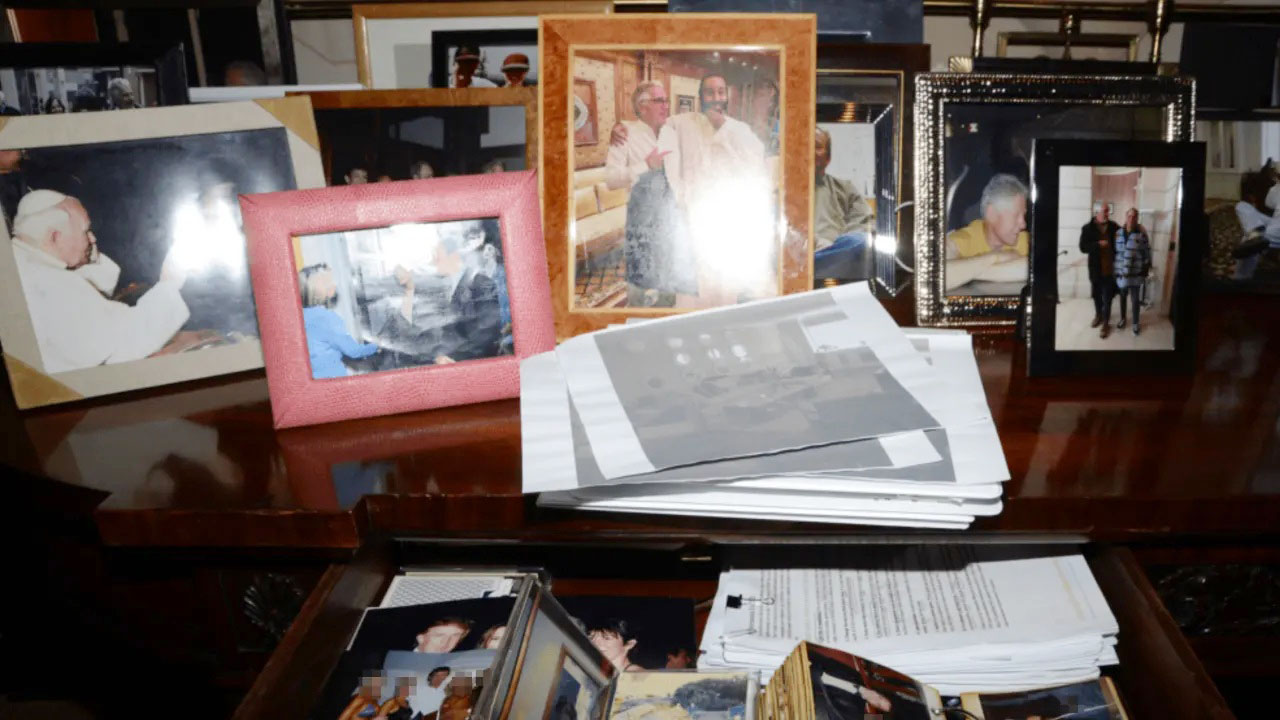 এপস্টেইনের ফাইল: সমালোচনার পর ট্রাম্পের ছবি পুনঃপ্রকাশ করল বিচার বিভাগ