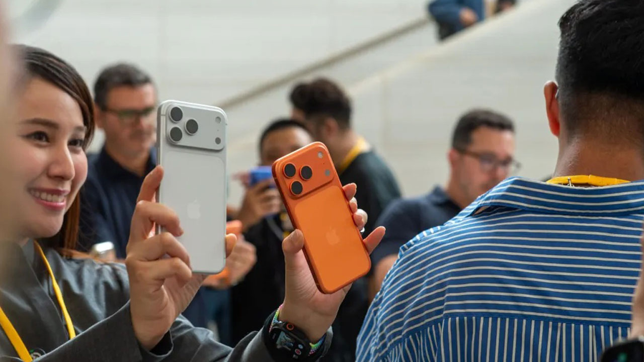 আইফোন ১৭–এর সাফল্যে স্বস্তি পাচ্ছে অ্যাপল, এআই ফিচার নিয়ে কমেছে শঙ্কা  