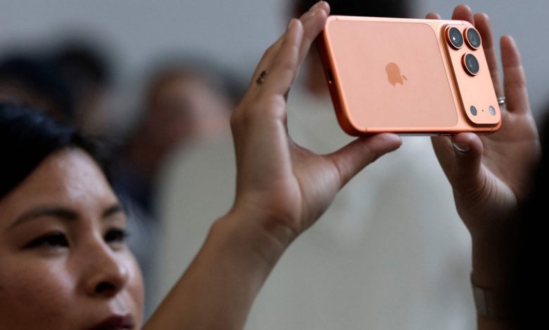 আইফোন ১৭–এর সাফল্যে স্বস্তি পাচ্ছে অ্যাপল, এআই ফিচার নিয়ে কমেছে শঙ্কা  