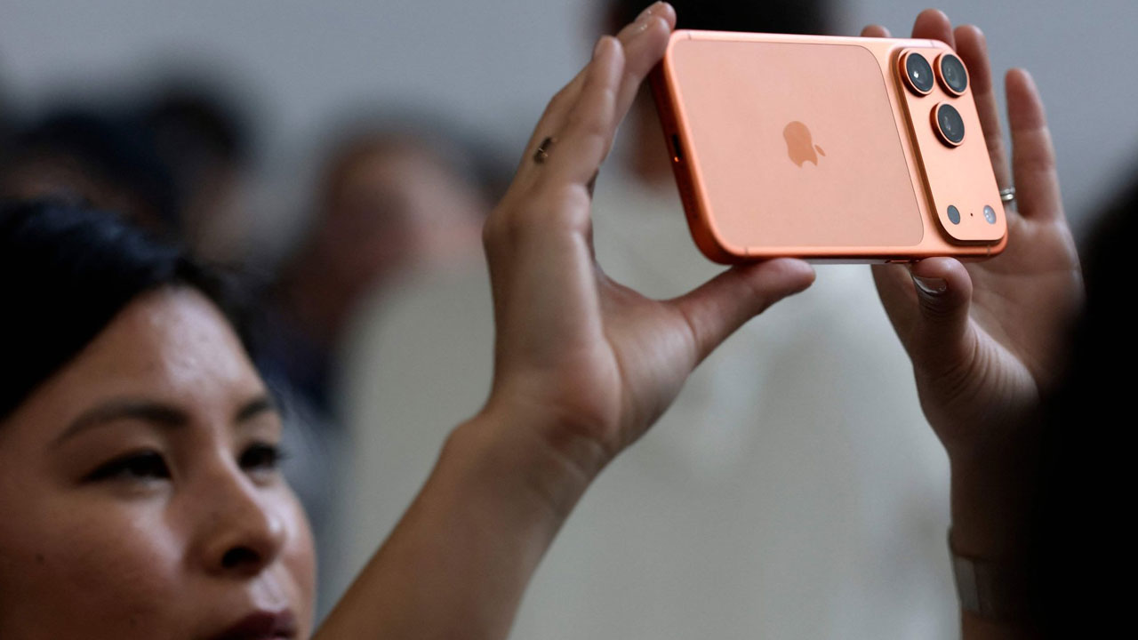 আইফোন ১৭–এর সাফল্যে স্বস্তি পাচ্ছে অ্যাপল, এআই ফিচার নিয়ে কমেছে শঙ্কা  